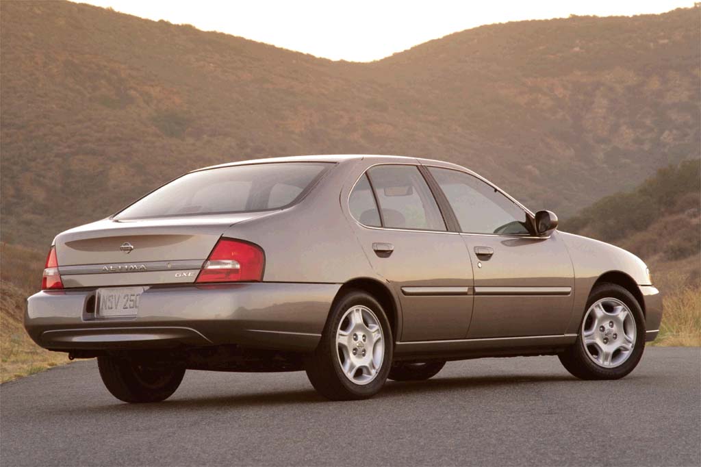 nissan motor, nissan pathfinder off road, black and blue interior, steering wheel, Nissan Altima 1998, Nissan Altima 1999, Nissan Altima 2000, Nissan Altima 2001, second generation Nissan Altima, Nissan Altima 1998-2001 specs, Nissan Altima 1998-2001 interior, Nissan Altima redesign 1998, Nissan Altima performance 1998-2001, Nissan Altima history, Nissan Altima features 2000, Nissan Altima sedan 1998-2001