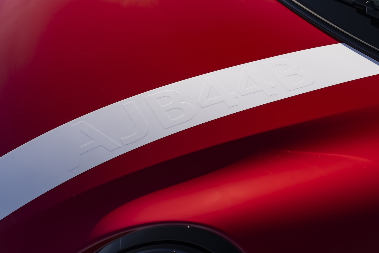 Full-length white Sport Stripes running across the bonnet, roof, and boot of the MINI 1965 Victory Edition