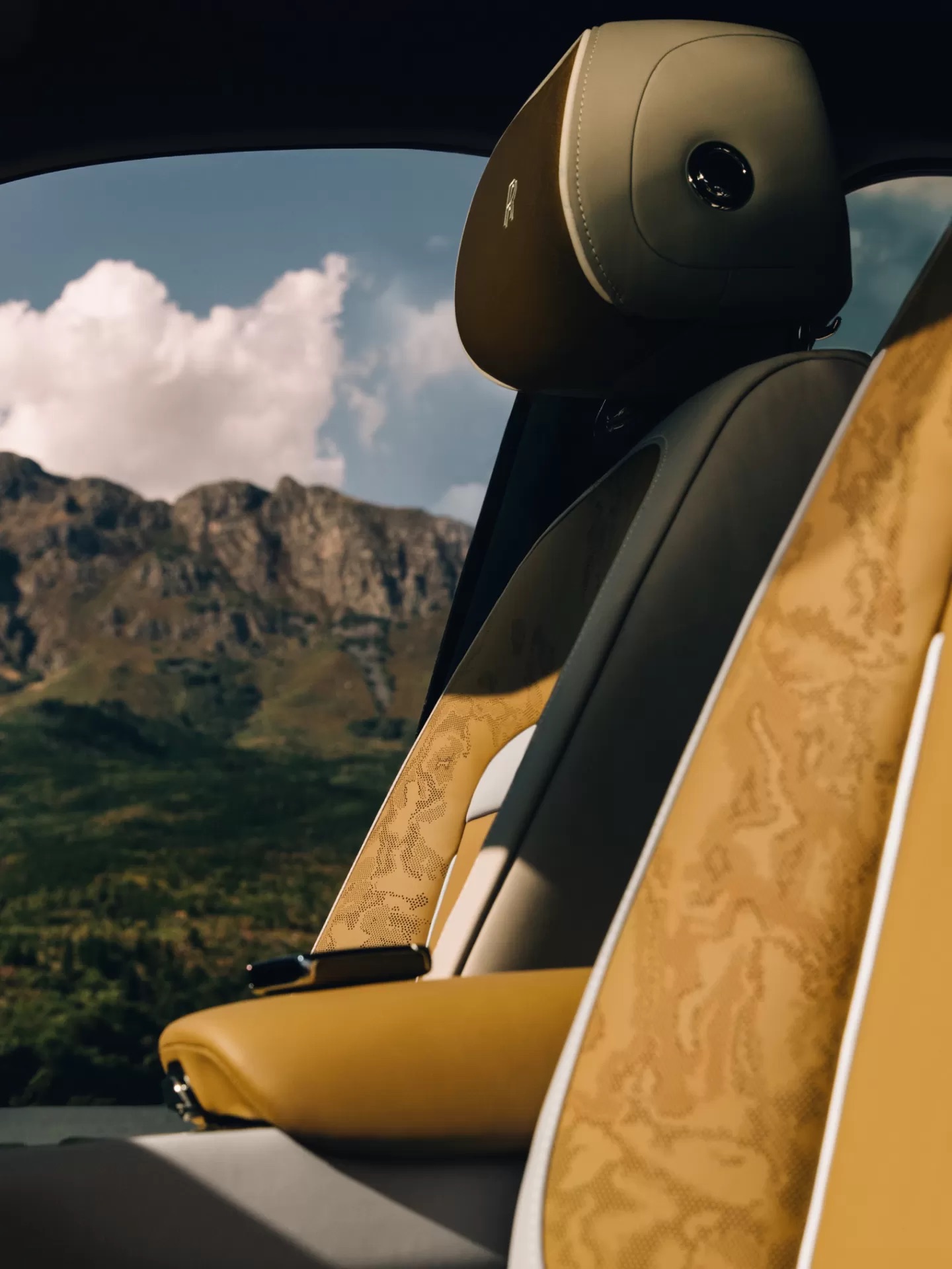 Rolls-Royce Black Badge Cullinan luxury interior cabin