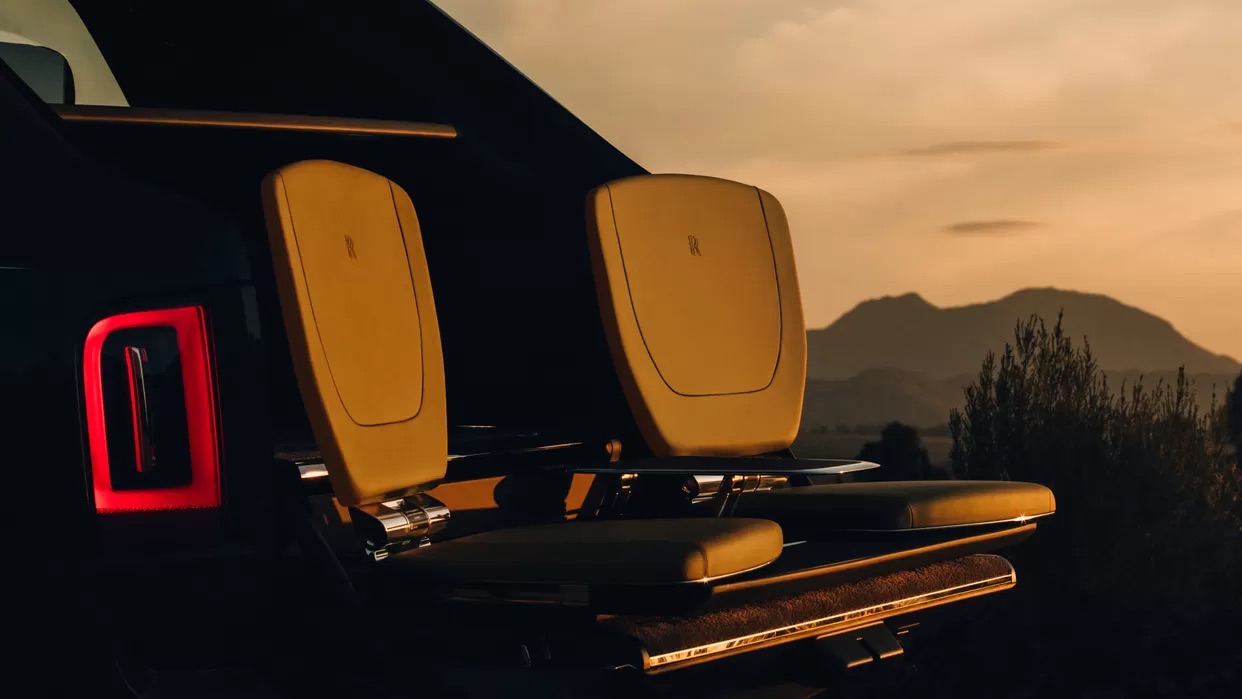 Rolls-Royce Black Badge Cullinan interior seating detail
